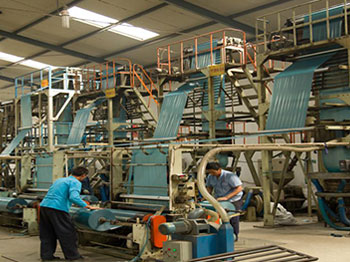 纏繞膜生產(chǎn)車(chē)間